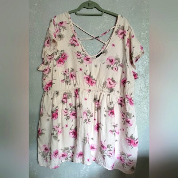 Torrid Women's  Ivory pink Floral cross back short sleeves Blouse Size 3X used - Picture 3 of 5